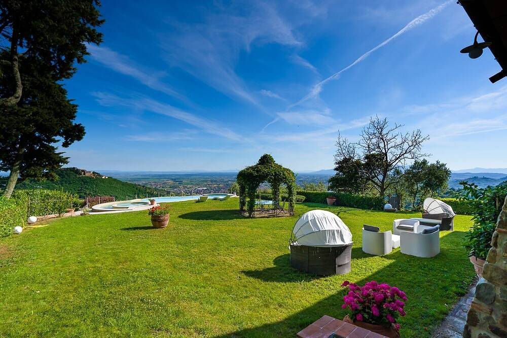Casa Loretta luxury villa with swimming pool and whirlpool in Montecatini Terme, Provincia di Pistoia