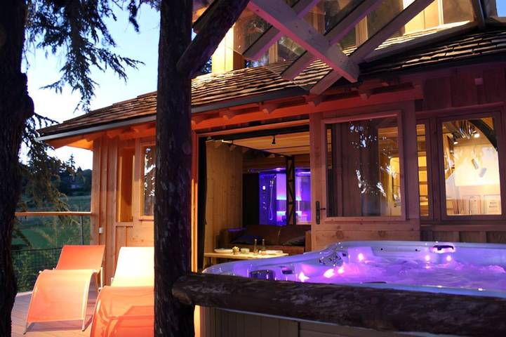Cabane dans les arbres pour 4 personnes, avec Jacuzzi et Terrasse ainsi que Jardin et Piscine dans Auvergne-Rhône-Alpes