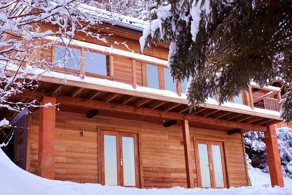 Boutique Alpine Chalet with Panoramic Views next to Ski Lift in Thollon-les-Mémises, Thonon-les-Bains region