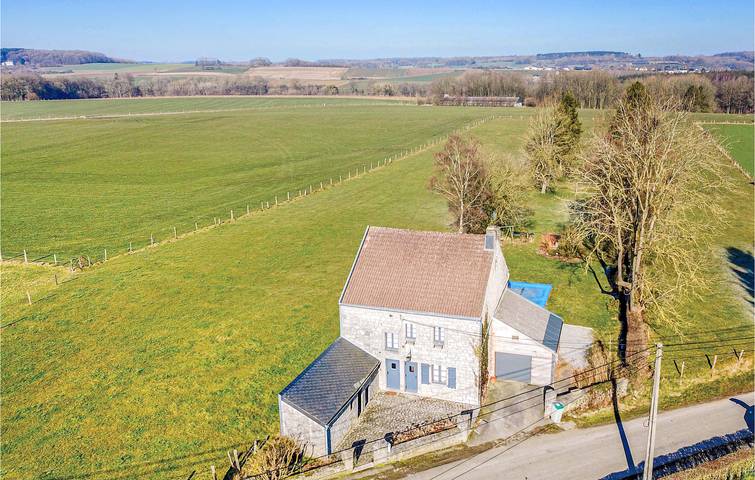 Gîte pour 8 personnes, avec terrasse ainsi que piscine et jardin dans Borlon