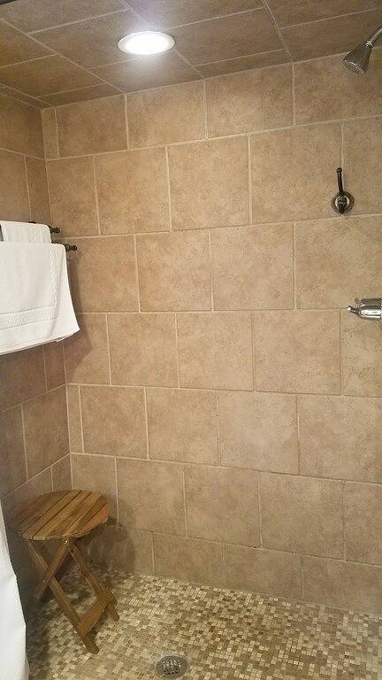 Spacious 2 Br, 1 1/2 baths, hot tub, pool table, outside room, full kitchen in Union County (IL)