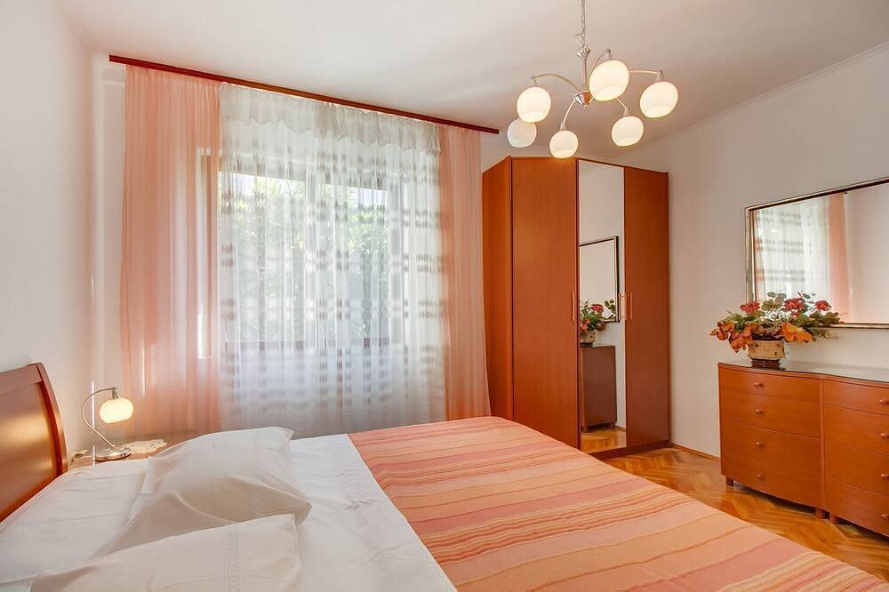 Ganze Wohnung, 2-Zimmer-Ferienwohnung mit Terrasse Mali Losinj, Losinj in Mali Lošinj, Lošinj