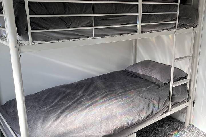 Home near Luton Airport/Town/Train, Sleeps 6/Free Parking/Free WiFi and Netflix in Luton, Chiltern Hills
