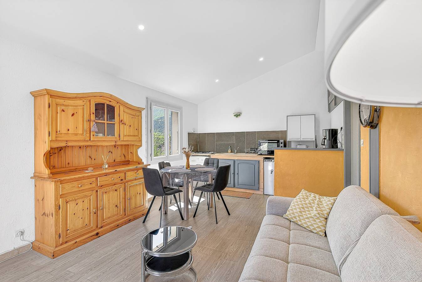 Maison de Vacances 'Les Iris' avec Vue sur la Montagne, Terrasse Privée et Wi-Fi in La Robine-sur-Galabre, Alpes-de-Haute-Provence