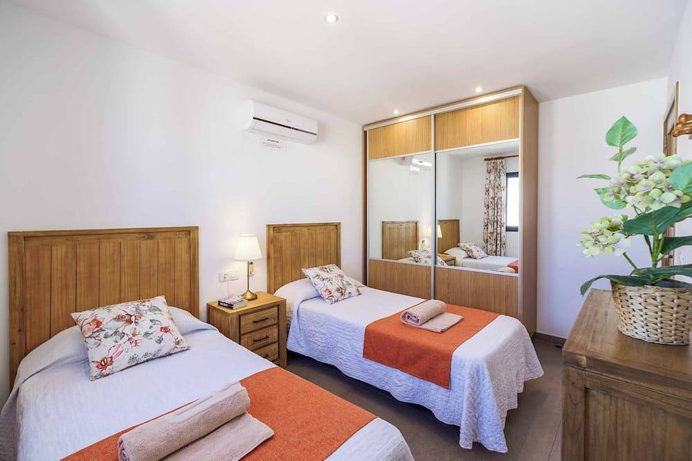 Villa Sol - Two Bedroom Villa, Sleeps 4 in Puerto del Carmen, Tías