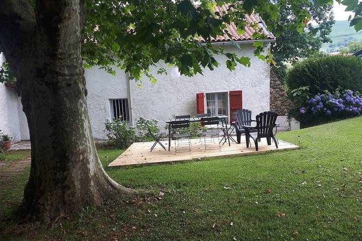 Gîte pour 6 personnes, avec Jacuzzi et Terrasse ainsi que Jardin et Piscine à Hasparren