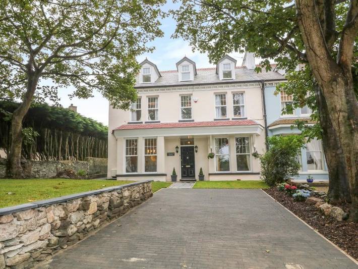 Holiday rental for 12 people, with garden in Holyhead