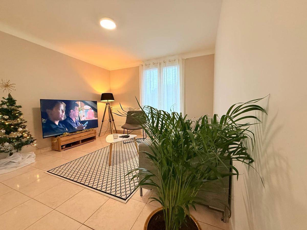 Appartement entier, Four-Bedroom Apartment in Saint-Herblain, Région de Nantes