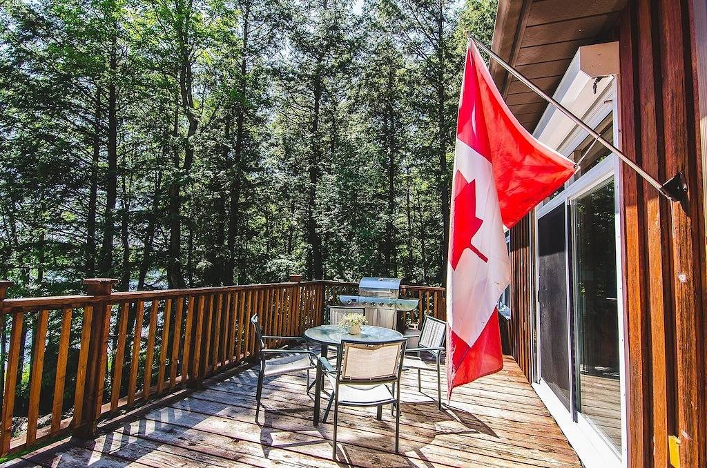 5Br Family Lakefront Cottage, Walk to Bala! in Muskoka