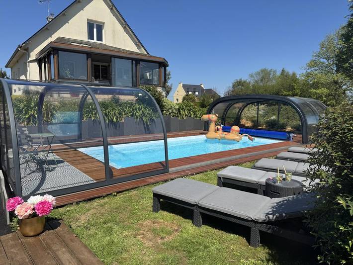 Gîte pour 8 personnes, avec terrasse ainsi que piscine et jardin