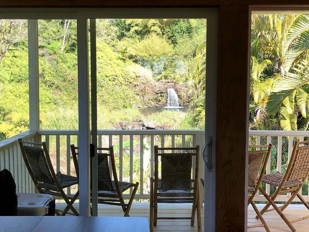 Himmlischer bezaubernder Wasserfall in Hilo in Hamakua