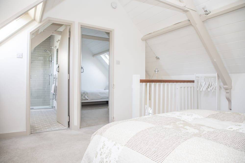 A beautifully renovated, wonderfully positioned old Chapel with large garden in Wiltshire