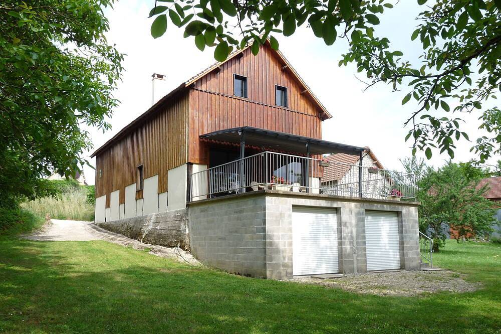 Alter Tabak-Trockner, der in eine Hütte umgewandelt wurde; in der Nähe der Dordogne. in Meyronne, Quercy