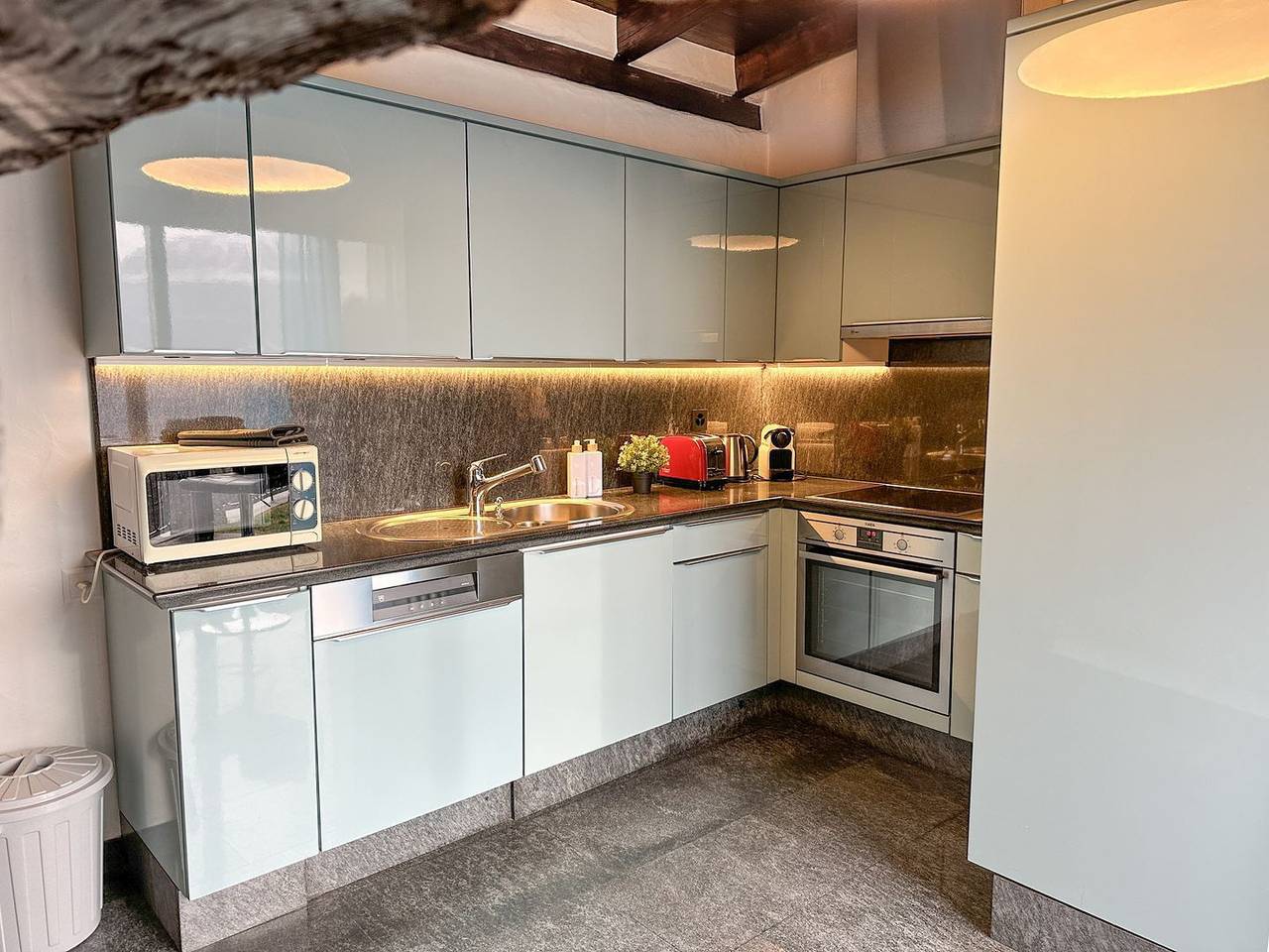 Ferienhaus mit schönem 180° Panoramablick, freistehender Fasssauna und Hot Pot in Minusio, Tessiner Alpen