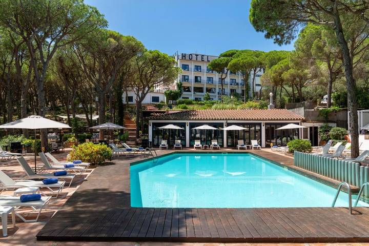 Hôtel pour 2 personnes, avec jacuzzi ainsi que jardin et piscine