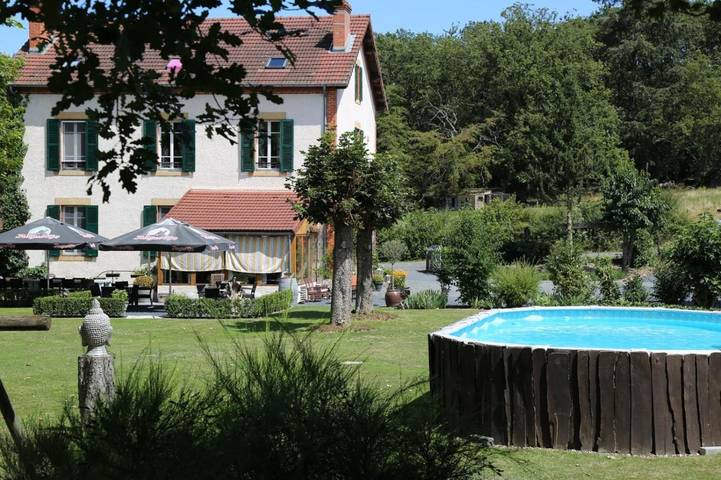 Location de vacances pour 2 personnes, avec piscine ainsi que vue et jardin, animaux acceptés dans Chalmoux