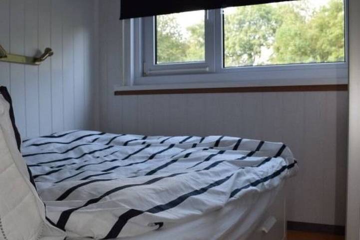 Kleine woning met tuin direct achter de dijk in Nederlandse Noordzeekust