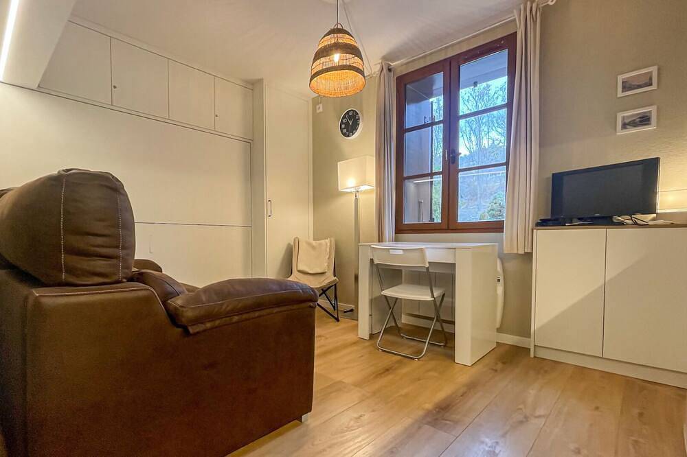 Entire apartment, El Refugio de Enveitg in Enveitg, Prades region