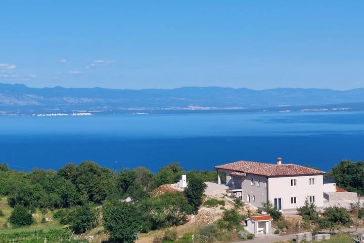 Ferienhaus für 8 Personen, mit Terrasse und Pool