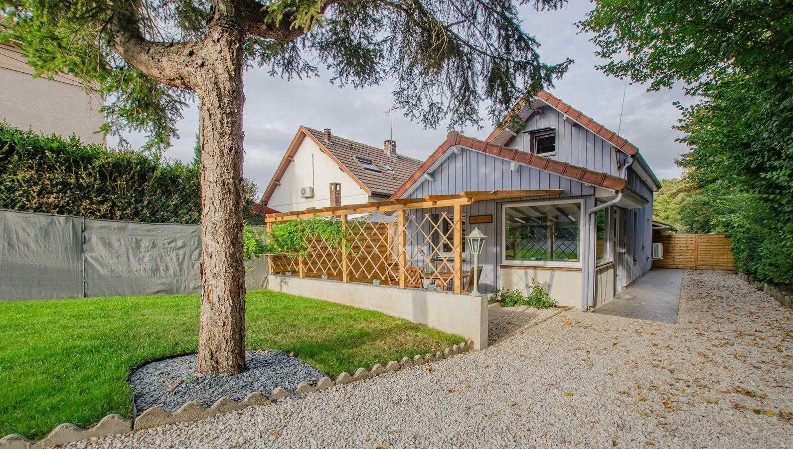 Le Refuge in Saint-Julien-les-Villas, Aube (desambiguación)