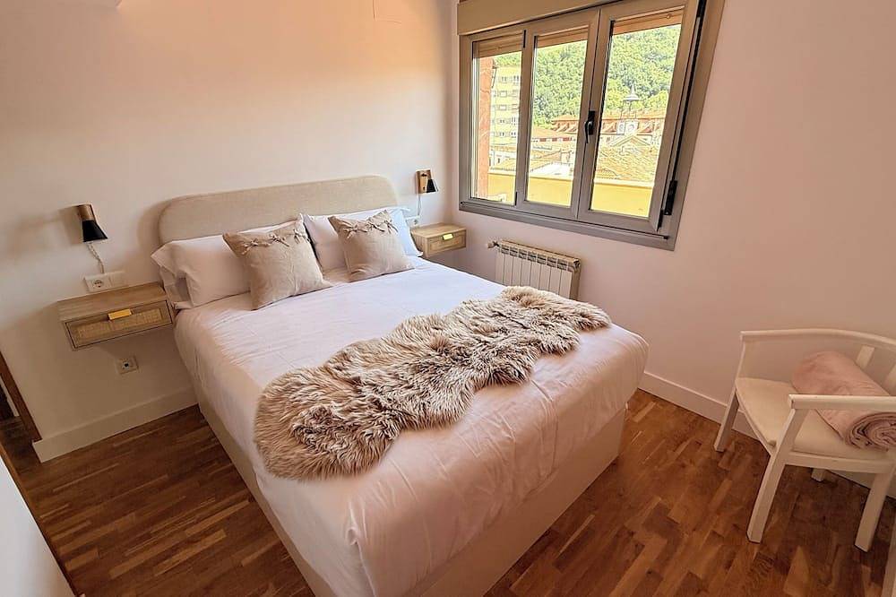 Apartamento entero, Apartamento Hórreo en centro de Cangas con terraza y vistas a las montañas. in El Puente, Cangas de Onís