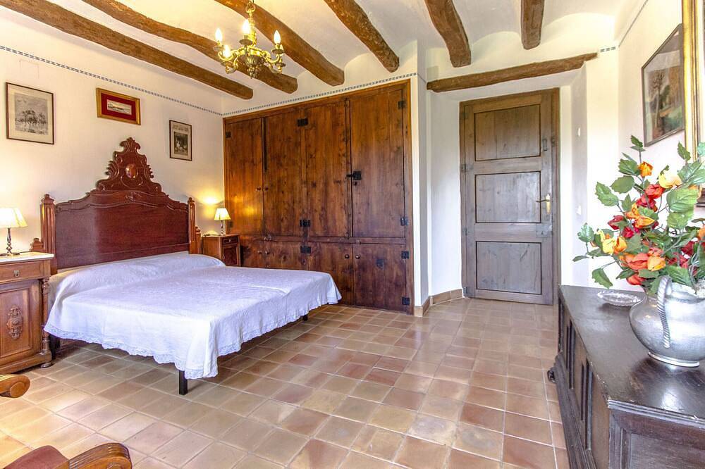 Escápate a la historia y la elegancia en esta majestuosa finca doble con capacidad total para 32 personas, a 14 minutos de Barcelona in Santa Oliva, Costa Dorada