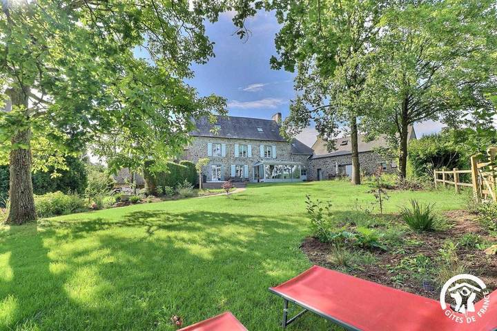 Chambre d’hôte pour 4 personnes, avec Terrasse et Jacuzzi ainsi que Jardin et Vue en Ille-et-Vilaine