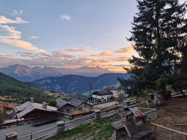 Chalet 'Du Sapin Rouge' with Mountain View and Air Conditioning in La Magdeleine, Wallisian Alps