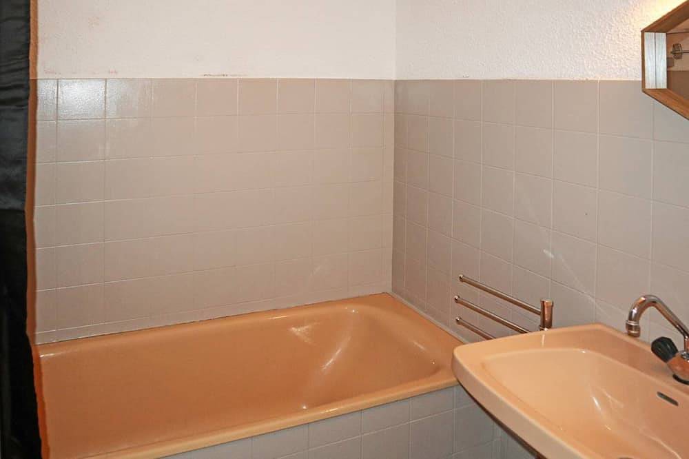 Apartamento entero, Estudio acogedor con balcón, acceso directo a pistas, cerca del centro, ideal para 4 personas in Les Orres, Parque Nacional de los Ecrins