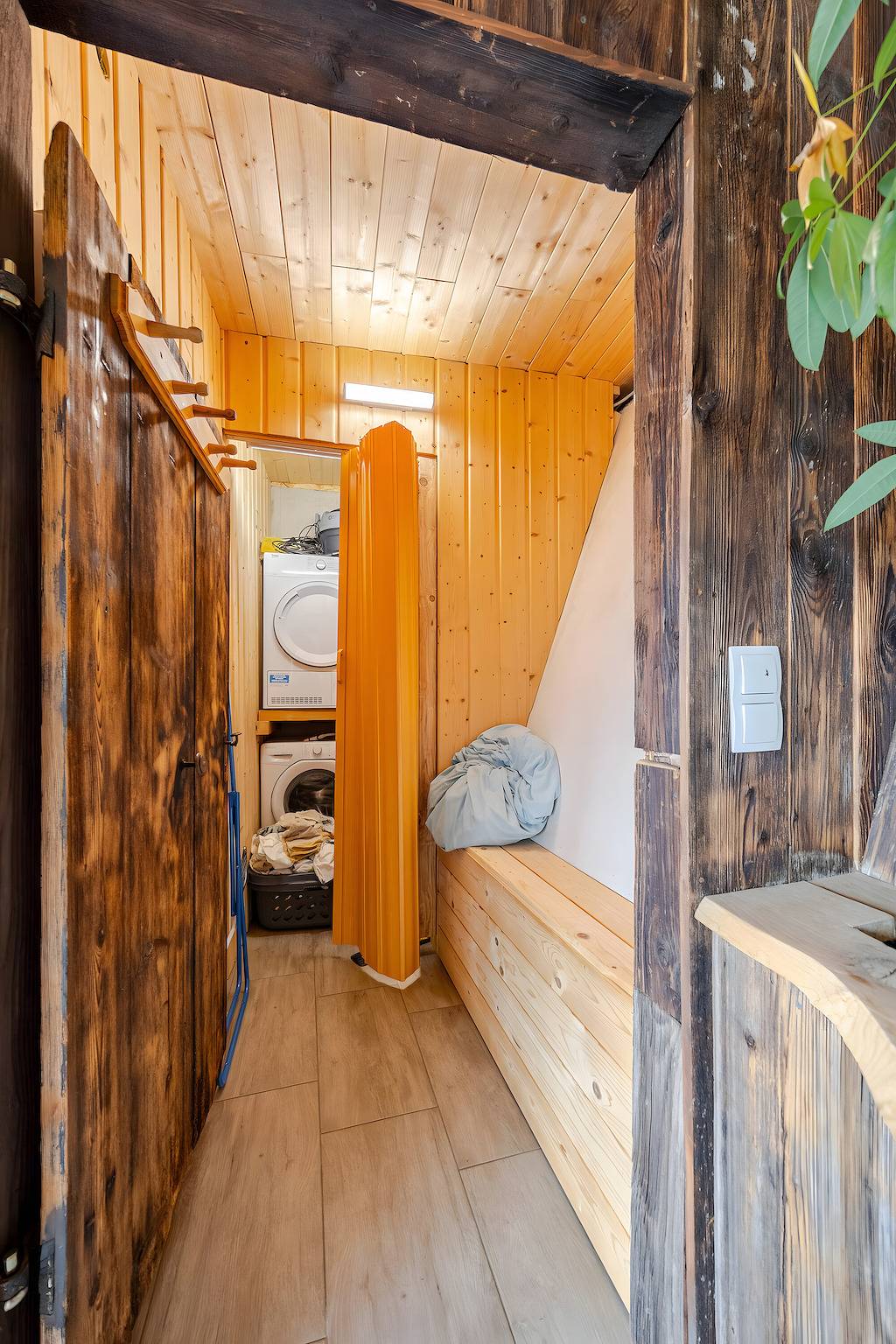 Chalet 'Naturstammhaus Almhütte' con vista montagna, terrazza privata e Wi-Fi in Klagenfurt am Wörthersee, Klagenfurt - Villach e dintorni