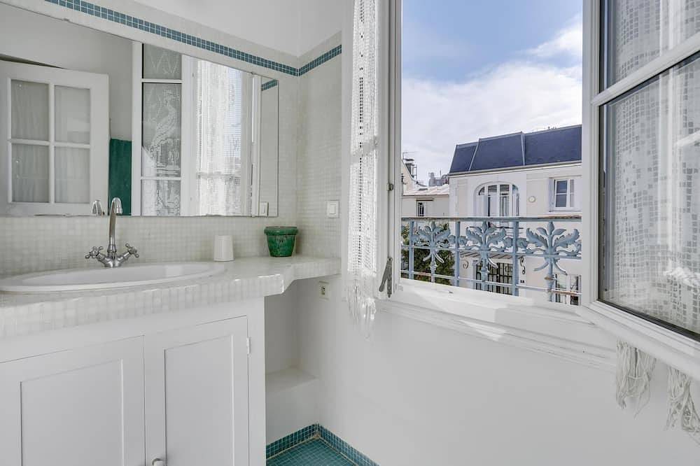 Comfortable house with terrace for 5 people by Weekome in Paris 13e Arrondissement, Paris