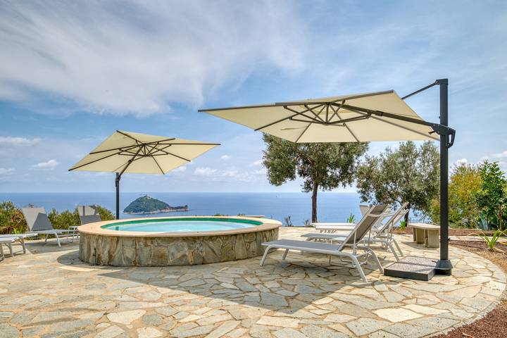 Ferienhaus für 6 Personen, mit Balkon und Pool sowie Meerblick, kinderfreundlich