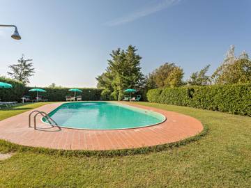 Gîte pour 6 personnes, avec jardin ainsi que piscine et terrasse, adapté aux familles à Tuoro sul Trasimeno