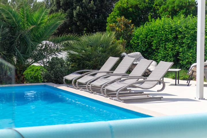 6Bd Villa for 12 with Heated Pool, Jacuzzi, First Row to the Sea in Punat, Krk