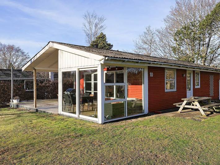 Ferieudlejning for 4 personer, med terrasse i Hou