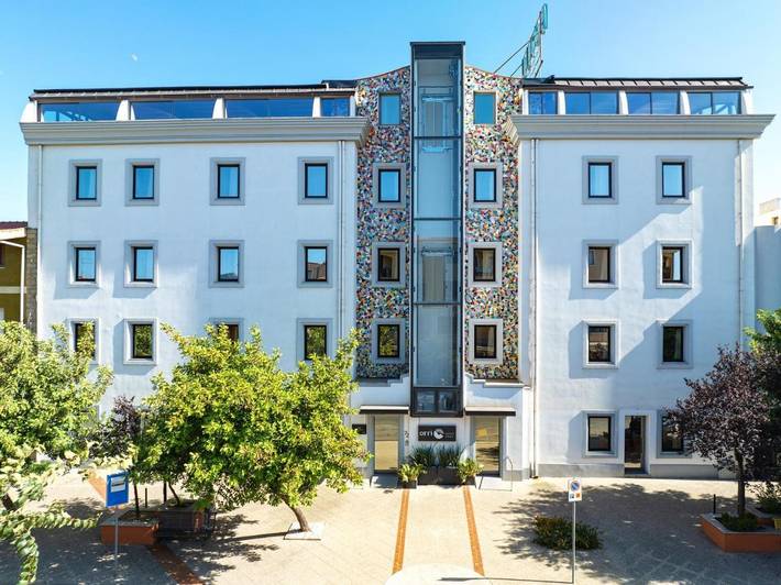 Hotel, mit Terrasse und Whirlpool sowie Pool und Ausblick