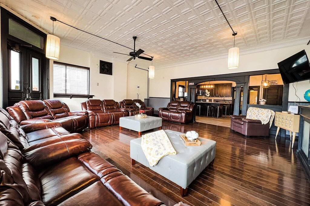 Staneks Pub- 8Br 2.5 Bath Close to Niagara Falls in Niagarafälle (New York State), Niagara County