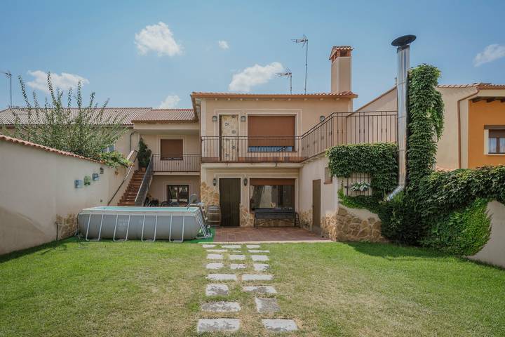 Chalet para 20 personas, con balcón y jardín en Castilla y León