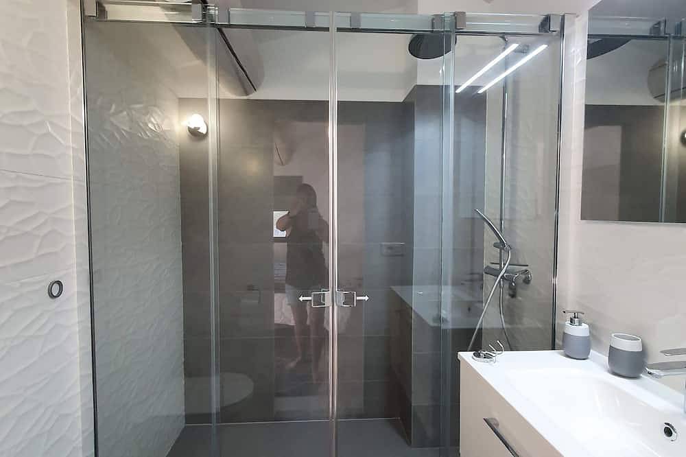 Pretty modern stone house with swimming pool near Gordes in Gordes, Regionaler Naturpark Luberon