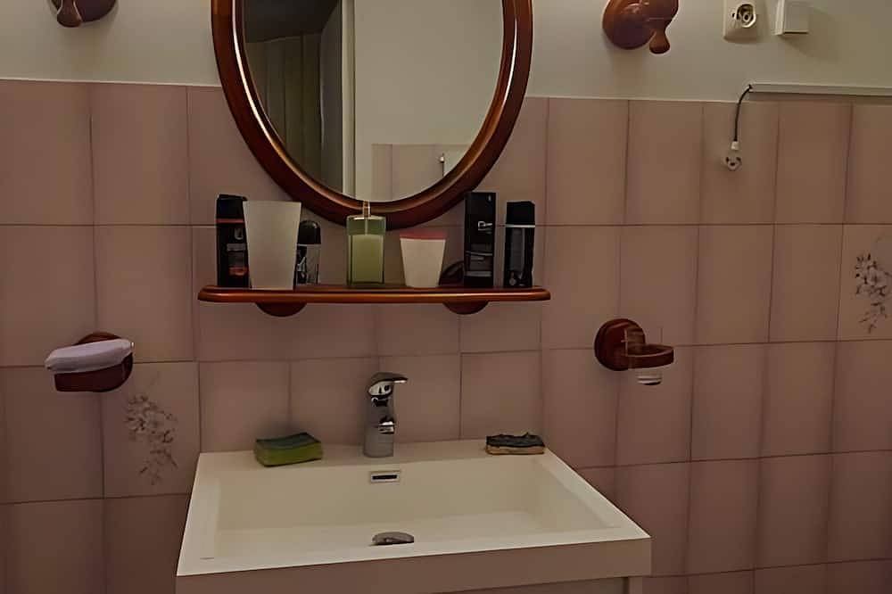 Small apartment under villa with shops near swimming pool 30mm from the sea in La Bouilladisse, Marseille und Umgebung