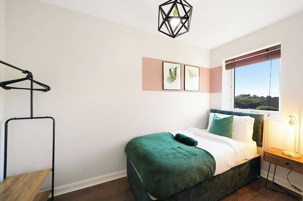 2Br Comfort Stay | Kitchen, Lounge & Sleeps 4 in Aylesbury, Chiltern Hills