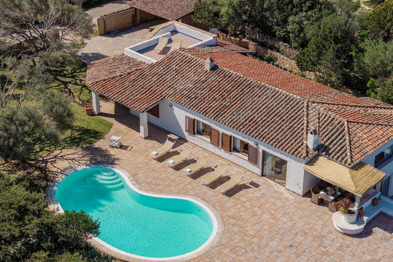 Villa Junia by Klodge, Pool und Meerblick in San Pantaleo in Milmeggiu, Olbia