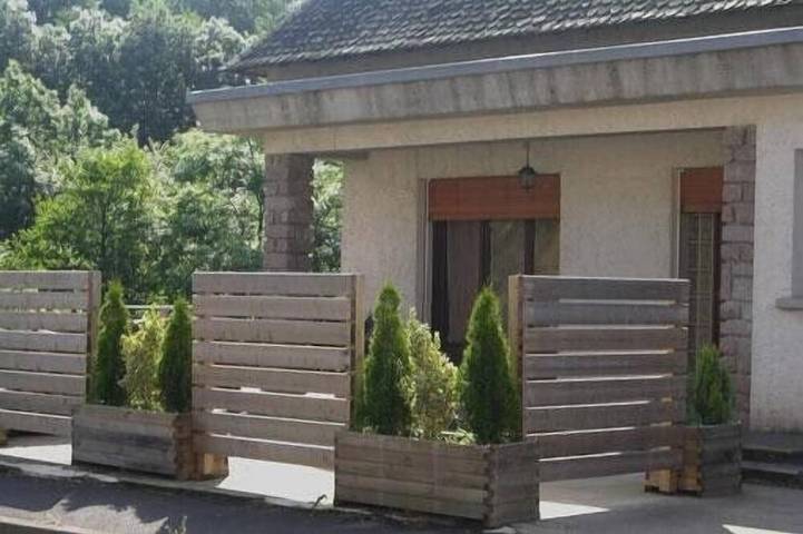 Location de vacances pour 8 personnes, avec jardin à Égliseneuve-d'Entraigues