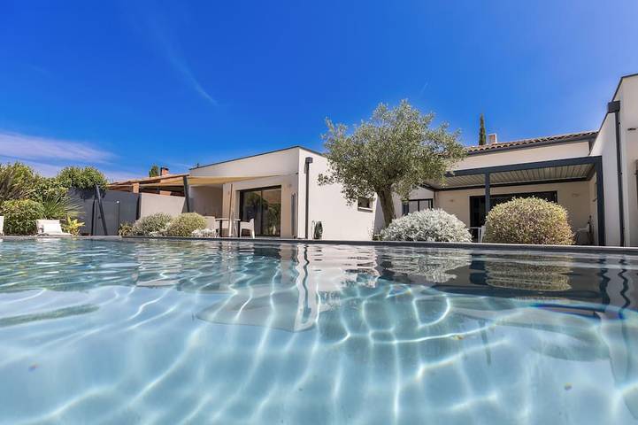 Maison de vacances pour 5 personnes, avec Jacuzzi et Terrasse ainsi que Jardin et Piscine à Mollégès
