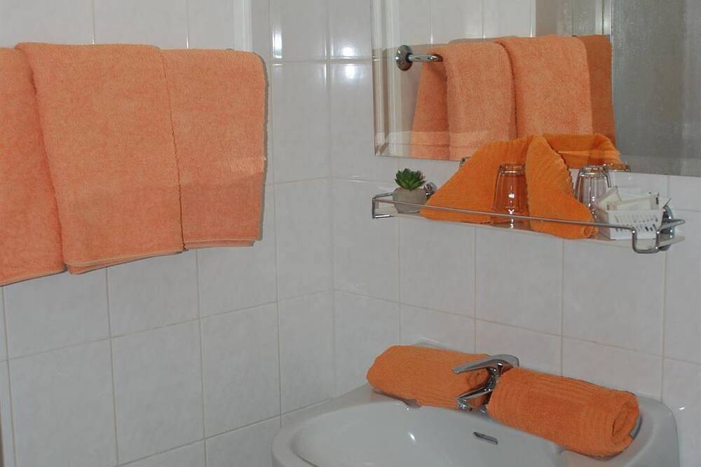 Dreibettzimmer, Balkon, Seeblick Ost - Pension Agnes in Karawanken und Bachergebirge, Sankt Kanzian am Klopeiner See