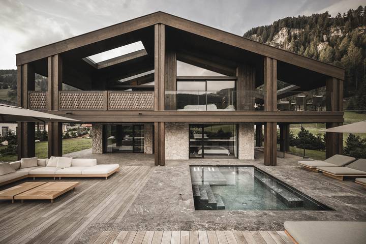 Chalet für 8 Personen, mit Balkon und Whirlpool sowie Terrasse und Garten in Wolkenstein