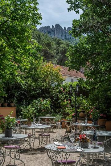 Hôtel pour 2 personnes, avec jardin ainsi que piscine et terrasse à Gigondas