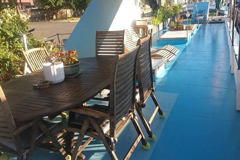 Atypical Comfort Room On A Barge On The River Saone in Lyon, Rhône