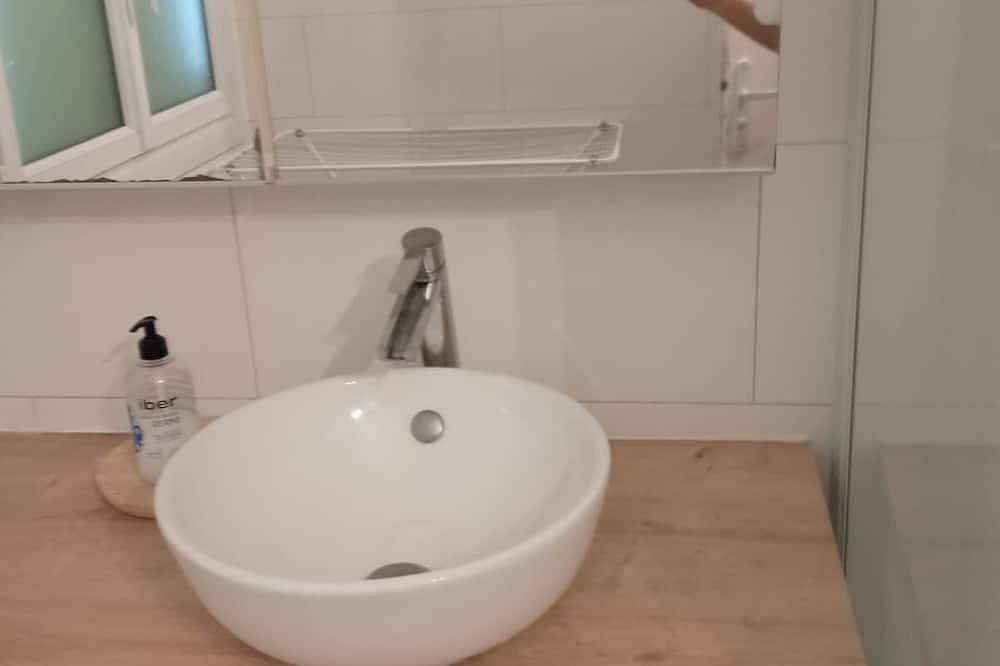 Ganze Wohnung, Room in pleasant apartment - easy access in Ablon-sur-Seine, Val-de-Marne