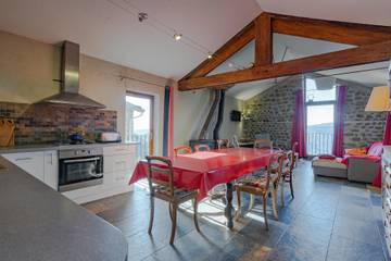 Gîte pour 10 personnes, avec balcon et jardin à Gluiras